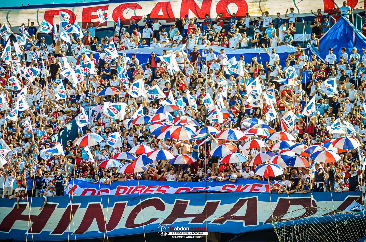 La hinchada de Nacional colmando la tribuna con banderas tricolores