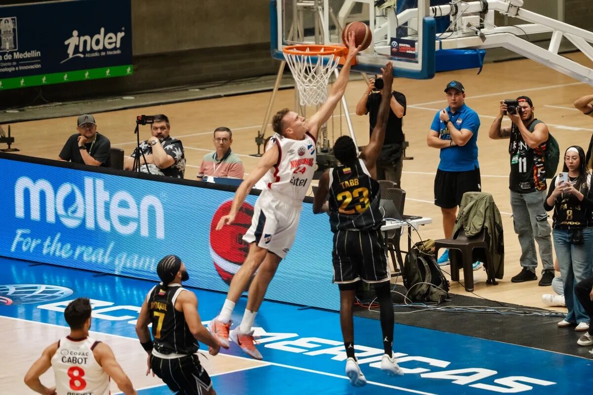 Nacional disputando un partido internacional de básquetbol