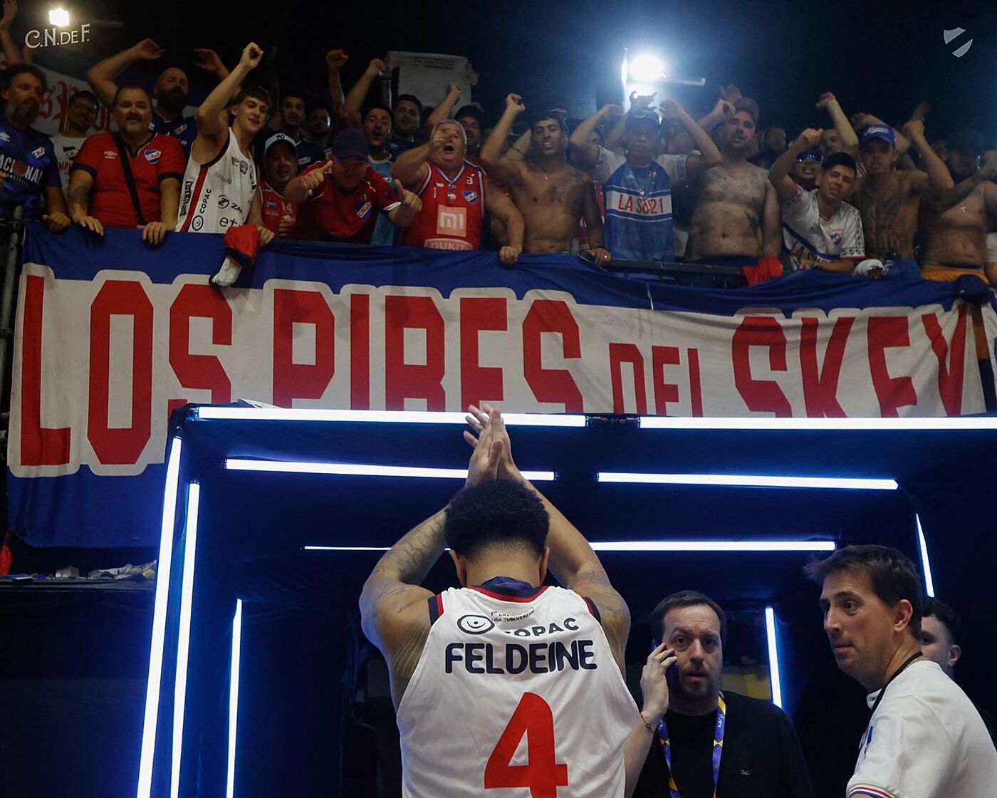 La hinchada de Nacional acompañando al equipo de básquetbol